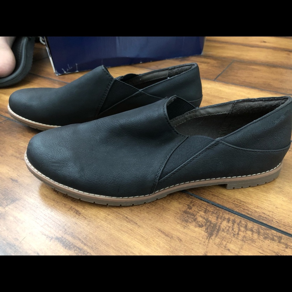 Women’s black flats